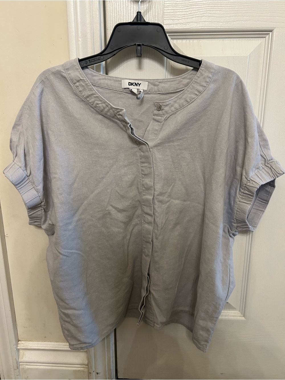 DKNY Light Gray Relaxed Short-Sleeve Button-Front Top